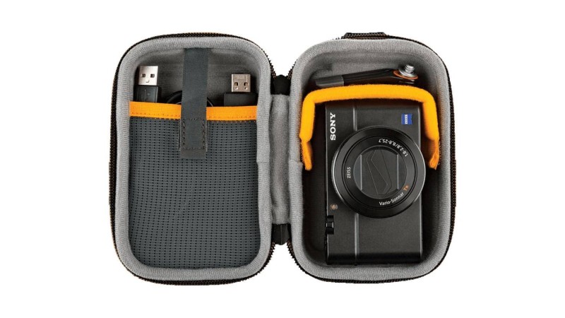 In dieser kleinen Tasche von Lowepro finden nicht nur Kompaktkameras Platz, ...