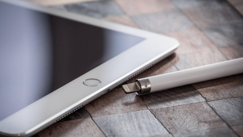 Der Apple Pencil (1. Generation) wird noch per Lightning-Anschluss geladen.