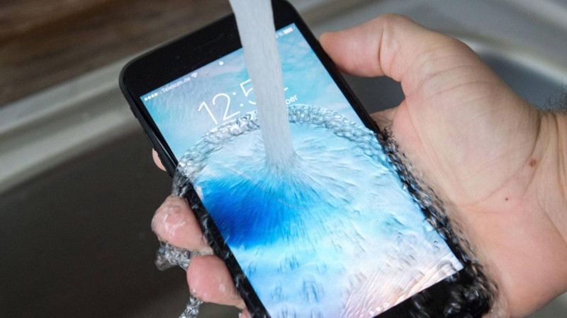Etwas Wasser hält das iPhone 7 Plus in der Theorie locker aus, in der Praxis aber mitunter nicht immer.