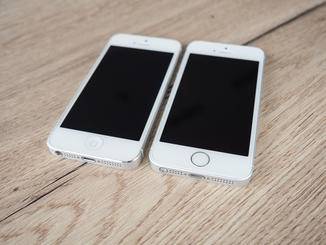 Links das iPhone 5 und rechts das iPhone SE mit Touch ID-Button.