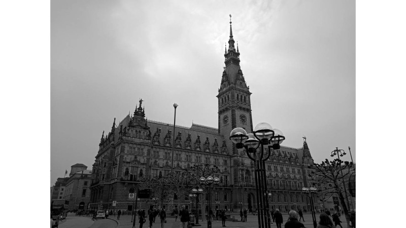 Auch die Monochrom-Aufnahmen profitieren von einem hohen Kontrastumfang – hier scheint der Hamburger Rathausturm durch die Wolken zu stechen. (JPG)