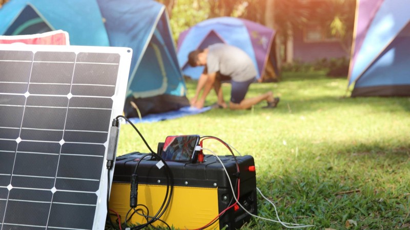 solargenerator-camping-handy-laden
