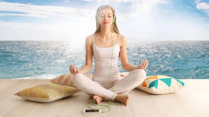 Frau-Entspannen-Meditation-Smartphone-Meeresrauschen-Naturgeräusche-App-Africa Studio-AdobeStock_141563674