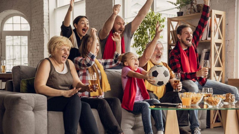 Familie Familie schaut im Fernsehen TV Fußballim Fernsehen Fußball