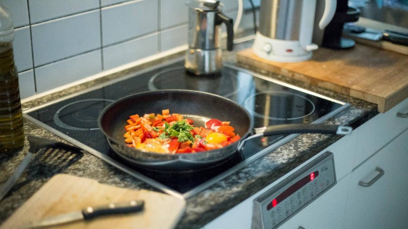 Ein Ceranfeld ist in vielen Küchen zu finden. Es ist jedoch nicht besonders energieeffizient.
