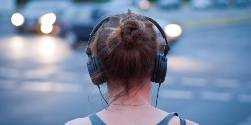 Наслаждайтесь музыкой на ходу: так ваш слух останется здоровым