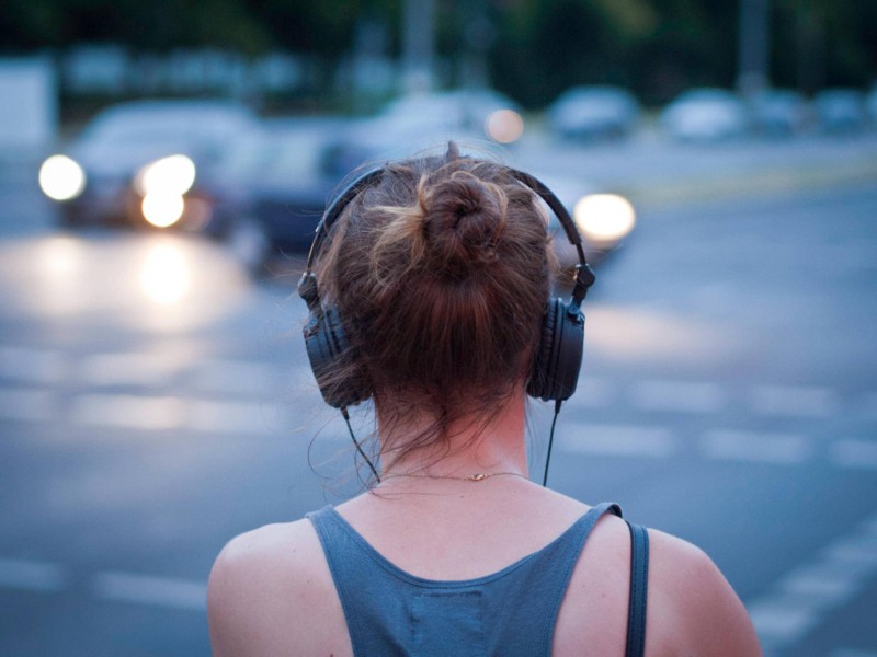 Wer oft und gern unterwegs Musik hört, sollte ein paar Grundregeln beachten, um sein Gehör nicht zu schädigen.