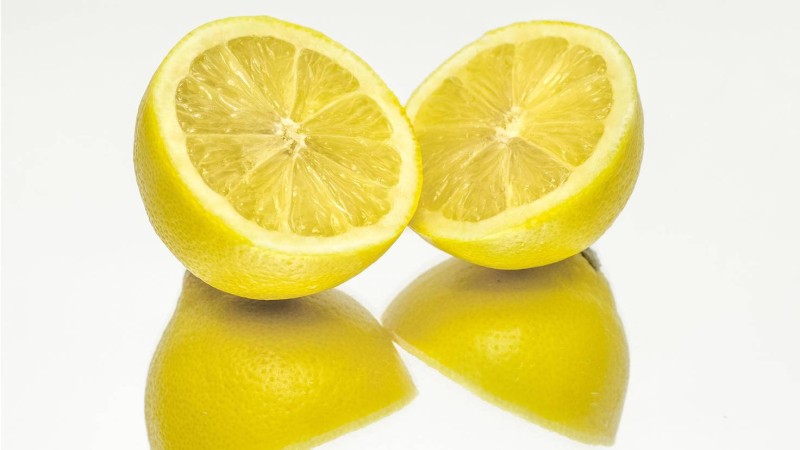 Zitrone gepaart mit Backpulver sagt Flecken den Kampf an.