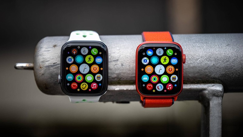 Apple Watch SE (links) und Apple Watch Series 6 (rechts)