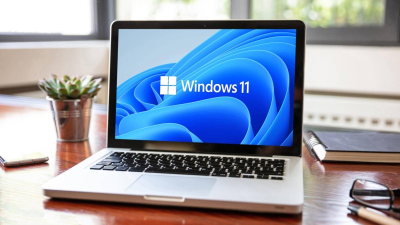 windows-11-laptop-lifestyle
