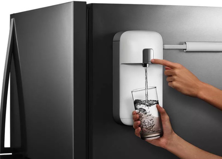 Холодильник с дозатором воды: стоит ли?