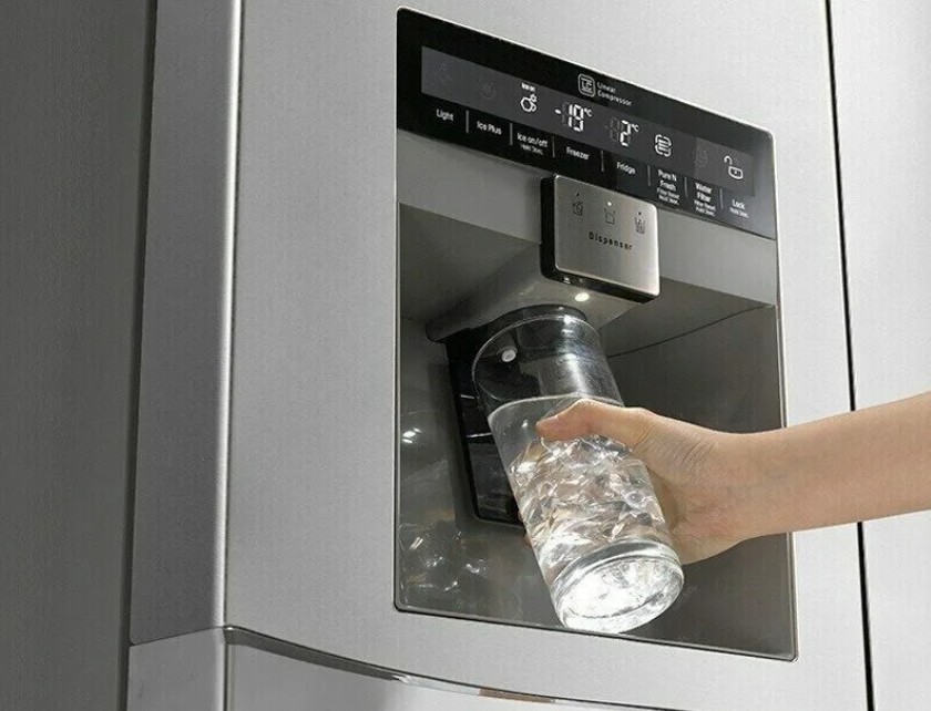 Холодильник с дозатором воды: стоит ли?