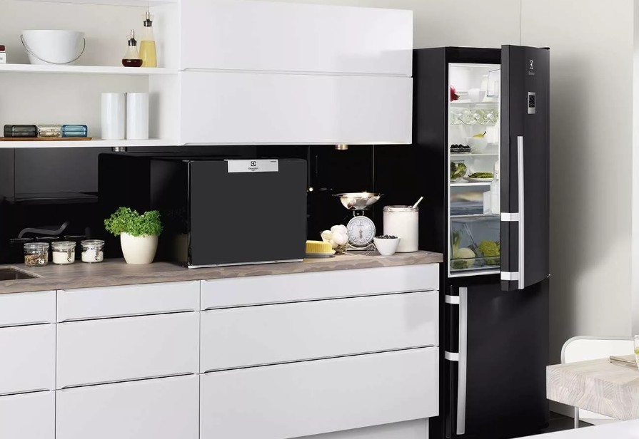 Черный холодильник на кухне - когда его стоит покупать?