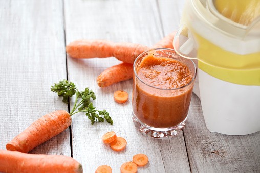 Как приготовить морковный сок без соковыжималки?