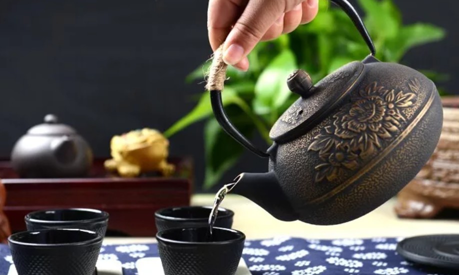 Как заваривать чай в чугунном чайнике?